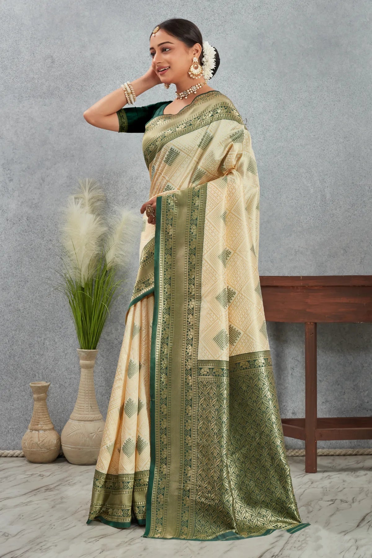 Regal Kanjivaram Silk Saree with Intricate Zari Weave