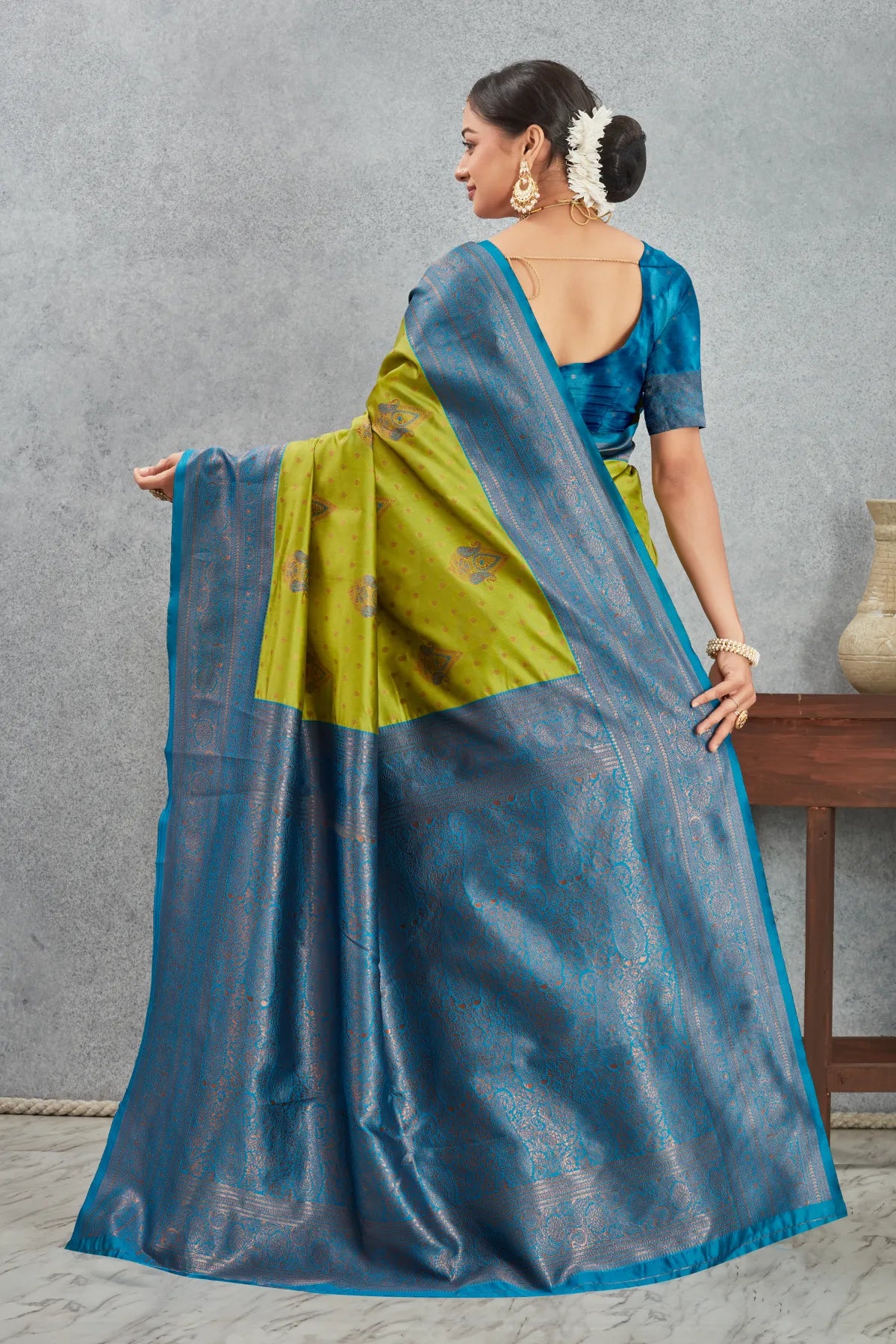 Regal Kanjivaram Silk Saree with Intricate Zari Weave