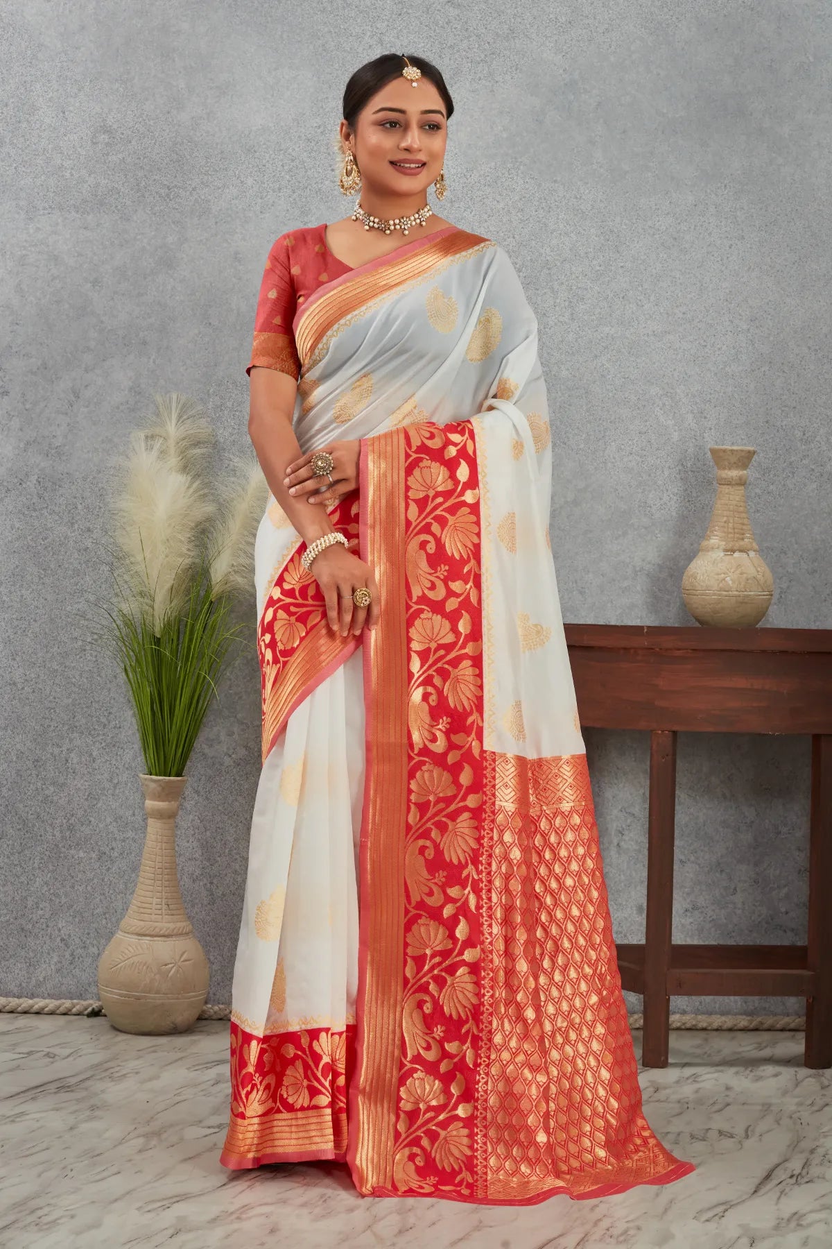 Regal Kanjivaram Silk Saree with Intricate Zari Weave