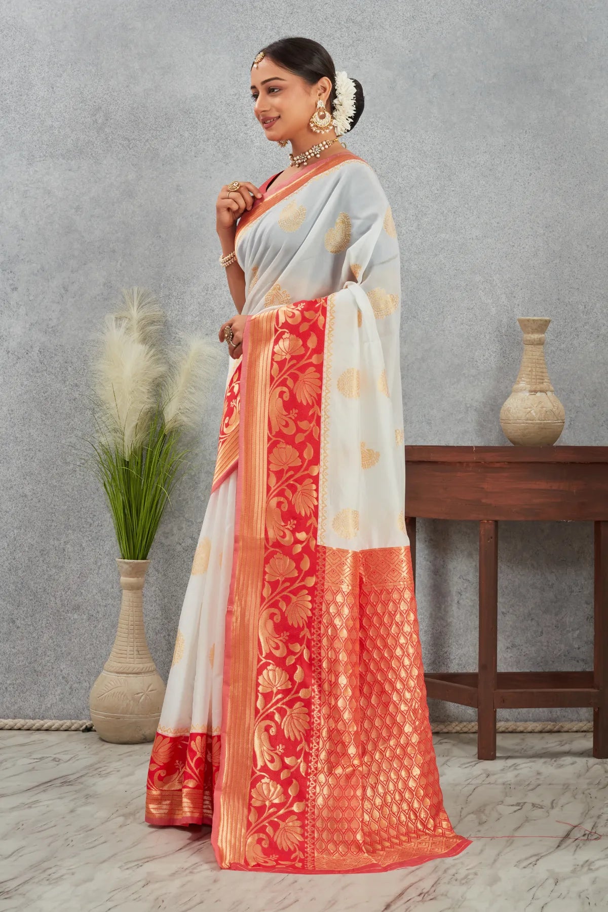 Regal Kanjivaram Silk Saree with Intricate Zari Weave